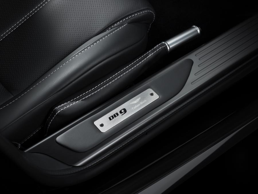 Детали интерьера Aston Martin DB9 Carbon Black 2010 года  (фото 5 из 8)
